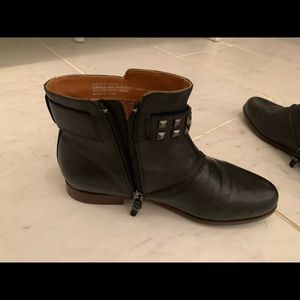 Earthies booties , size 6.5 , black color